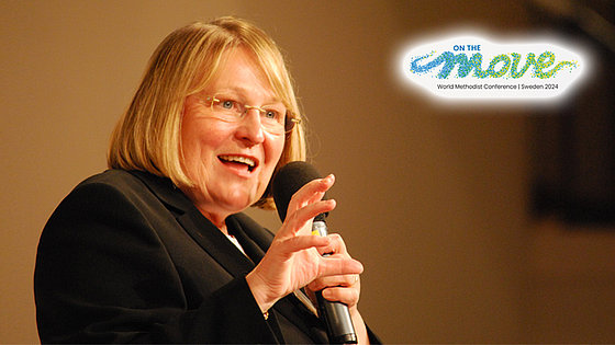 Abgebildet ist Rosemarie Wenner. Die Bischöfin im Ruhestand der Evangelisch-methodistischen Kirche hält in der linken Hand ein Mikrofon und spricht zu einem Publikum. Ins Bild ist oben rechts die Motto-Grafik der Methodistischen Weltkonferenz eingefügt.