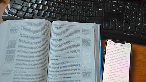 Mit der Bibel arbeiten – im klassischen Buchformat oder einer komfortablen Smartphone-Anwendung. Die Deutsche Bibelgesellschaft hat inzwischen auch eine breite digitale Angebotspalette.