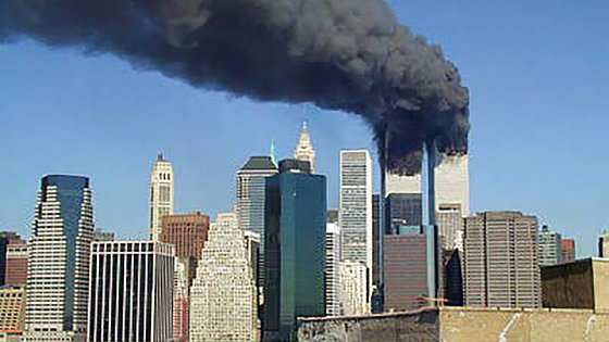 Rauchschwaden steigen aus den Türmen des World Trade Centers in Lower Manhattan, New York City, auf, nachdem zwei Passagiermaschinen während der Anschläge vom 11. September 2001 in die beiden Türme eingeschlagen sind.