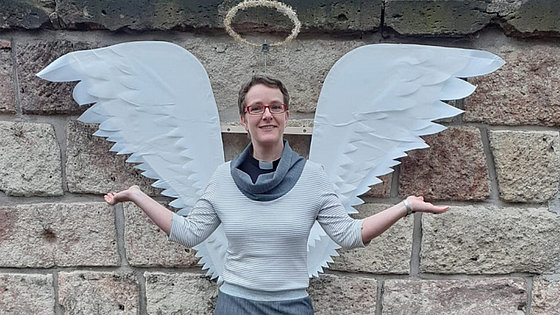 Pastorin Christine Meyer-Seifert demonstriert die »Vervollständigung« der Installation. Passanten können mit einem Selfie-Foto Hoffnungszeichen verschicken. 