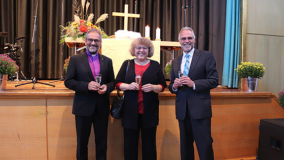 Fröhliche Gesichter zum 150-jährigen Bestehen der evangelischen-methodistischen Gemeinde Gerlingen: Bischof Harald Rückert (links) zusammen mit Bezirkslaienführerin Elke Allgöwer und Gemeindepastor Helmut Rothfuß.