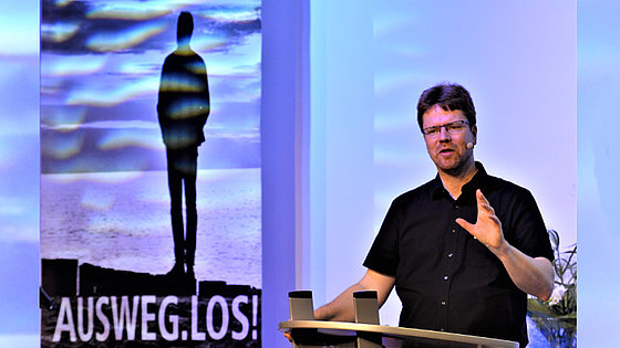 »Wir brauchen keinen großen Glauben, sondern vielmehr Vertrauen auf einen großen Gott.« – Frank Drutkowski, Pastor der EmK-Gemeinde in Berlin-Lankwitz, in seiner Predigt zur Eröffnung der Norddeutschen Jährlichen Konferenz.