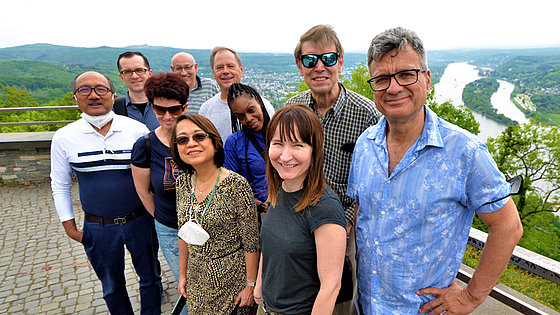 Wer aus dem Ausland kommt und in Königswinter am Rhein eine Tagung hält, sollte die märchenhafte Rheinlandschaft von oben anschauen. Das Gruppenfoto entstand am sagenumwobenen Drachenfels. 