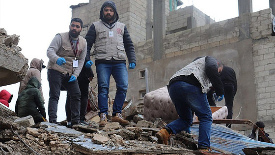 Mitarbeiter einer Partnerorganisation der Diakonie-Katastrophenhilfe verschaffen sich einen Überblick über die Lage nach dem Erdbeben, um den Bedarf an Hilfeleistungen abschätzen zu können.