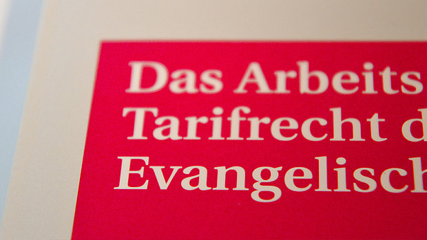 Cover der Printausgabe mit dem Titel: Das Arbeits- und Tarifrecht in der Evangelisch-methodistischen Kirche