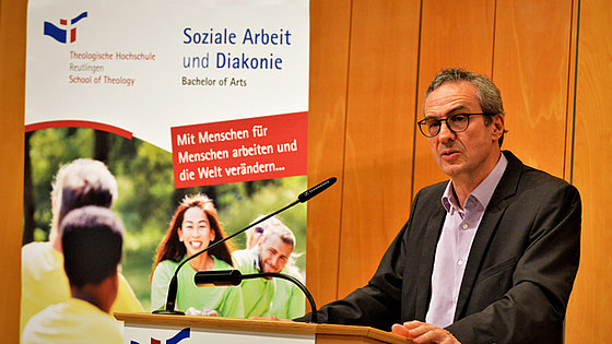 Professor Dr. Lothar Elsner bei seiner Antrittsvorlesung an der Theologischen Hochschule Reutlingen.