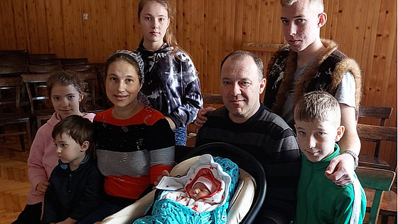 Miroslawa inmitten ihrer Geschwister und Eltern. Normalerweise dürfen Männer nicht aus der Ukraine ausreisen. Wenn sie drei oder mehr Kinder haben, dürfen sie das jedoch.