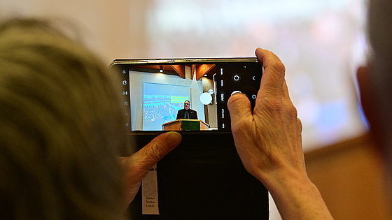 »Beim Essen werden Menschen neu«, erklärt der Bremerhavener EmK-Pastor Christhard Elle im Rahmen seiner Predigt zur Eröffnung der Norddeutschen Jährlichen Konferenz.