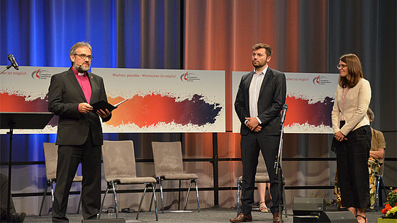 Bischof Harald Rückert (links) im Ordinationsgottesdienst der Süddeutschen Jährlichen Konferenz der Evangelisch-methodistischen Kirche. Rechts die beiden Ordinanden, Pastor David Schwarz und Pastorin Almuth Zipf.