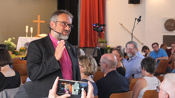 »Perspektivwechsel« war das Thema des Abschlussgottesdienstes der Norddeutschen Jährlichen Konferenz. Bischof Harald Rückert verdeutlichte das, indem er seinen Standort während der Predigt mehrmals wechselte.