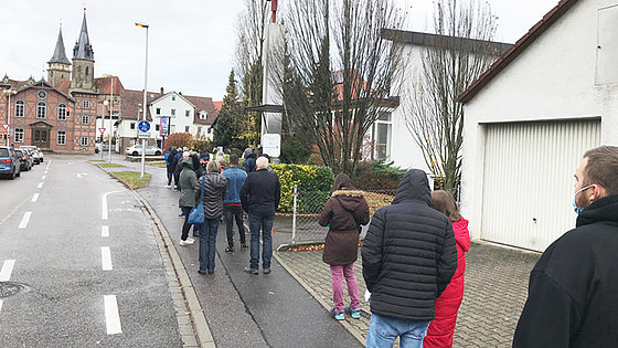 Vor der Christuskirche in Öhringen bildet sich eine Warteschlange. Anlass dafür ist die zweitägige Impfaktion mit einem mobilen Impfteam aus dem nahegelegenen Heilbronn.