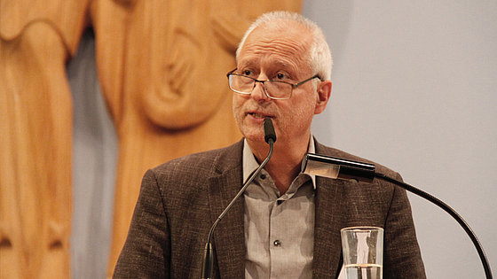 Vom heilsamen Potenzial der Religion sprach Dr. Holger Eschmann. Der bisherige Professor für Praktische Theologie an der Theologischen Hochschule Reutlingen verabschiedete sich mit einer letzten Vorlesung in den Ruhestand.