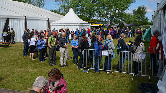 »Staunen zieht um«, teilen die Organisatoren des »Staunen!-Festivals« mit. Die Folge ist ein neuer Ort und ein neuer Termin. – Im Bild die Warteschlange bei der Essensausteilung während des Festivals 2018.