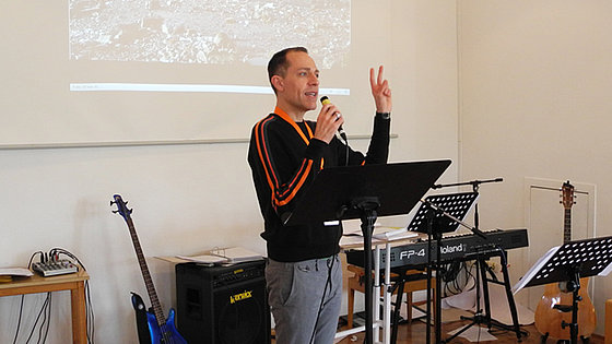 »Die Kraft Gottes, tief und unbekannt, übersteigt unser Verstehen und rettet uns«, sagt der Evangelisationssekretär der Methodistischen Kirche in Großbritannien, Trey Hall, beim Forum Evangelisation in Braunfels.