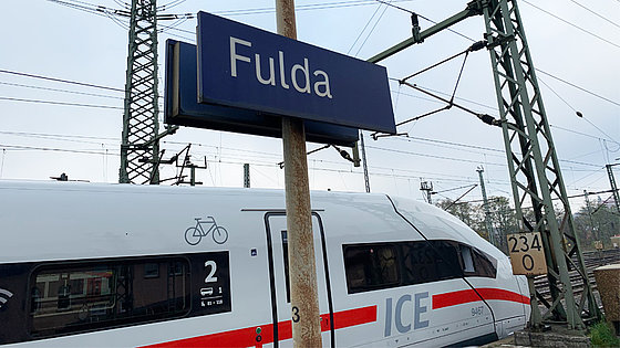 Das in Osthessen gelegene Fulda ist für Reisende in Deutschland aus allen Richtungen vergleichsweise gut und schnell erreichbar. Ein willkommener Tagungsort für den Kirchenvorstand der Evangelisch-methodistischen Kirche.