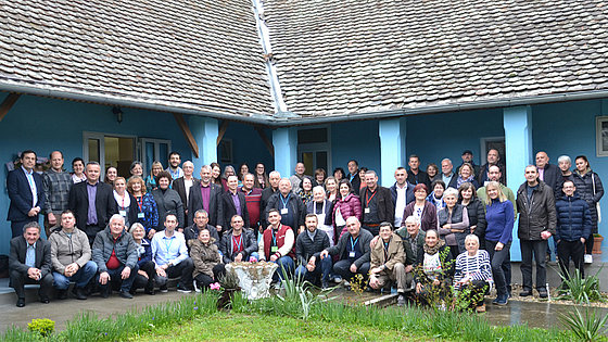 Gruppenfoto der Mitglieder der Jährlichen Konferenz Serbien/Nordmazedonien/Albanien der Evangelisch-methodistischen Kirche. Die Tagung fand in Padina in Serbien statt.