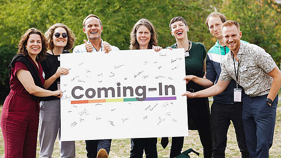 »Coming-In« hat das Anliegen, dass christliche Gemeinden eine echte Willkommenskultur für LSBTQ-Menschen entwickeln sollen. Die Abkürzung LSBTQ steht für lesbische, schwule, bi-, transsexuelle und queere Menschen. 