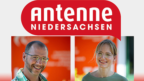 Die »Radiomacher« Kerstin Mühlmann (rechts) und Gerrit Mathis freuen sich über die Chance, beim privaten Radiosender Antenne Niedersachsen sonntags mit einem einminütigen Morgenimpuls »on air« zu sein.