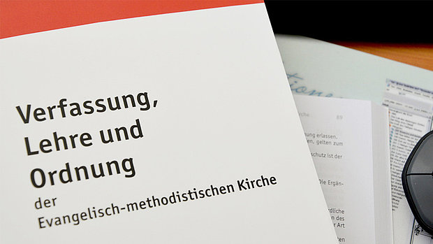 Cover der Verfassung, Lehre und Ordnung der EmK im schlichten schwarz weiß.