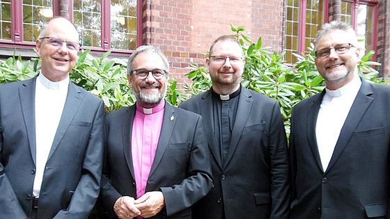 Amtswechsel für den Distrikt Dresden (von links nach rechts): Christhard Rüdiger (bisheriger Superintendent), Bischof Harald Rückert, Mitja Fritsch (neuer Superintendent), Werner Philipp (Superintendent für den Distrikt Zwickau).