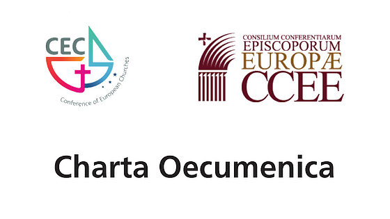 Die Grafik zeigt links oben das englischsprachige Logo der Konferenz Europäischer Kirchen. Rechts oben befindet sich das Logo des Rates der Europäischen Bischofskonferenzen auf Lateinisch. Unten steht »Charta Oecumenica«.