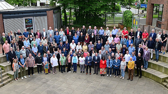 Gruppenbild der Pastoren und Pastorinnen der Norddeutschen Jährlichen Konferenz sowie den gewählten Delegierten.
