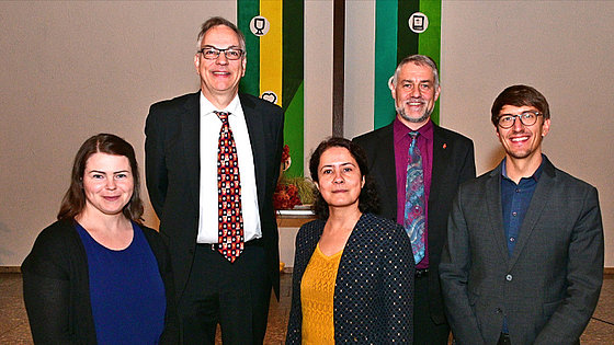 Nach dem Auftakt des neuen Studienjahrs an der Theologischen Hochschule Reutlingen (von links): Prof. Dr. Esther Merget, Prof. Christof Voigt, Prof. Dr. Marziyeh Bakhshizadeh, Bischof Dr. Stefan Zürcher, Prof. Dr. Maximilian Bühler.