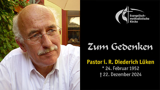 Ein Mann mit Stirnglatze, Schnurrbart und randloser Brille im weißen Hemd sieht von sich aus gesehen nach links. Rechts daneben folgender Text: Zum Gedenken, Pastor im Ruhestand Diederich Lüken, geboren 24. Februar 1952, gestorben 22. Dezember 2024.
