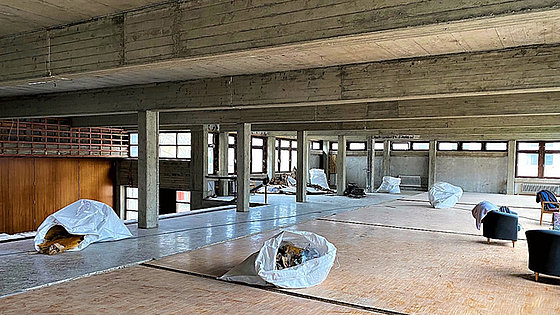 Die Theologische Hochschule Reutlingen saniert und erweitert ihren Campus. Im Bild der komplett entkernte Unterrichtstrakt des bisherigen Lehrgebäudes. Die Wiederinbetriebnahme ist für den Herbst 2024 geplant.