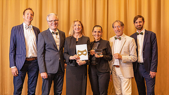 Anna Shammas ist Preisträgerin »Hero of Hope« (Heldin der Hoffnung). Das Bild zeigt sie als Dritte von rechts mit den Mitgliedern der Jury bei der Verleihung des Preises in Frankfurt am Main.