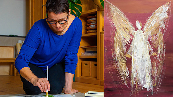Die linke Bildhälfte zeigt Katrin Roscher – schwarze Haare, Brille, blauer Pulli. Sie kniet am Boden und malt, den Blick aufs Bild gerichtet, mit einem Pinsel. Die rechte Bildhälfte zeigt eins ihrer Kunstwerke: weißer Engel auf rotem Untergrund.