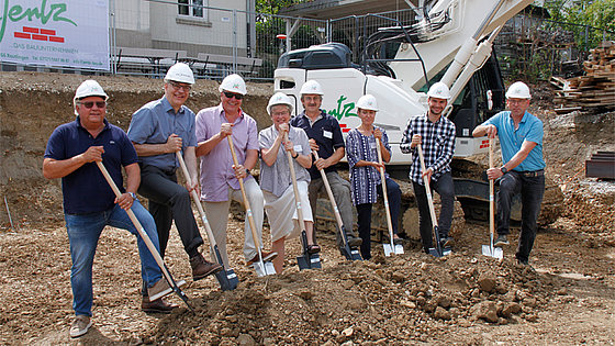 Spatenstich an der THR (v.l.): Mitarbeiter der Baufirma, Rektor Prof. Christof Voigt, Pastor Markus Bach, Prof. em. Dr. Ulrike Schuler, Hausmeister Paul Ramchen, Sekretärin Gabriele Fix, Student Schumacher, Architekt Bühler