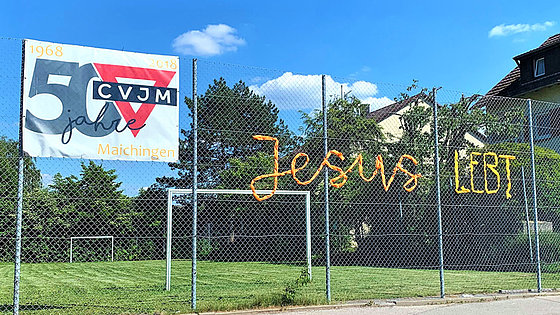 Kreativität während der Corona-Pandemie: Die Oster-Botschaft an einem Zaun des in der Nähe von Stuttgart gelegenen CVJM-Sportplatzes in Maichingen.