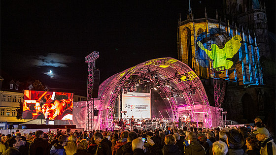 »Deutschland singt und klingt« am 3. Oktober 2022 auf dem Domplatz in Erfurt. Dort wurde die vom Bundesland Thüringen veranstaltete Zentrale Feier zum Tag der Deutschen Einheit ausgerichtet.