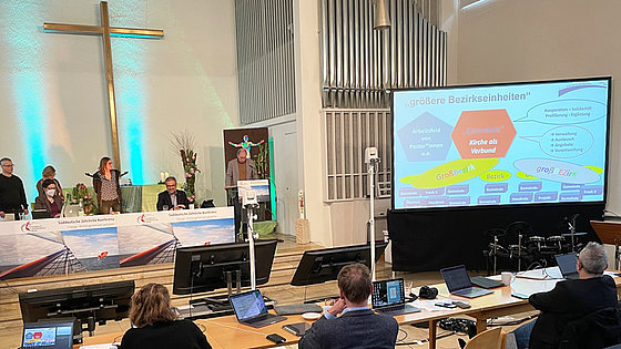 Die evangelisch-methodistische Hoffnungskirche in Stuttgart. Der Gottesdienstraum diente als Übertragungszentrum der digital durchgeführten außerordentlichen Süddeutschen Jährlichen Konferenz.