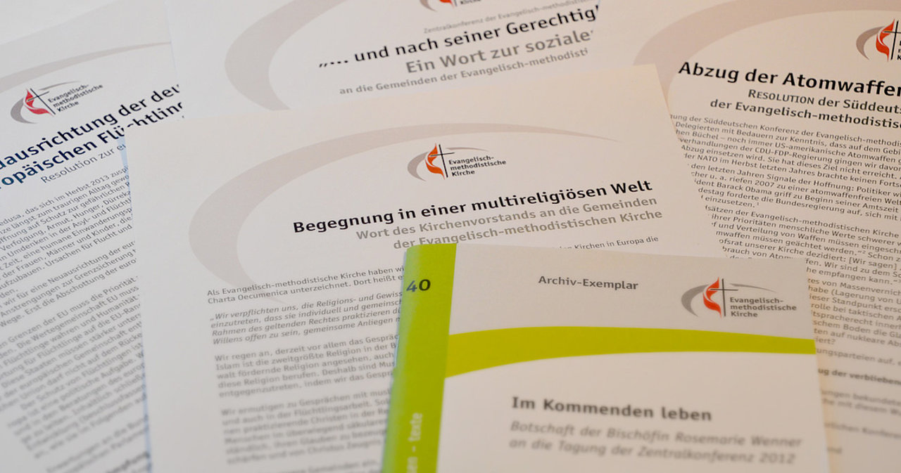 Auf hellem Untergrund sind zahlreiche Dokumente ausgebreitet.