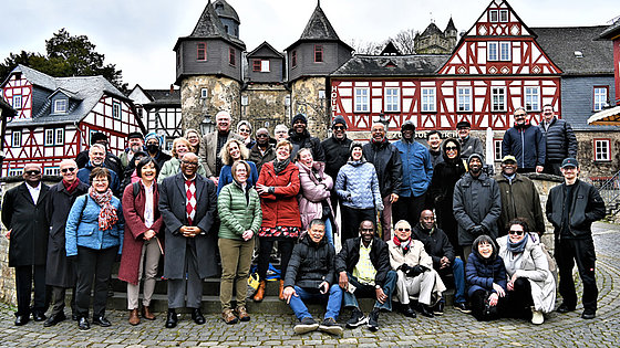 Die Mitglieder des »Ständigen Ausschusses für Belange der Zentralkonferenzen« (Standing Committee for Central Conference Matters) trafen sich im hessischen Braunfels. Das Foto entstand vor dem Aufgang zum mittelalterlichen Schloss.