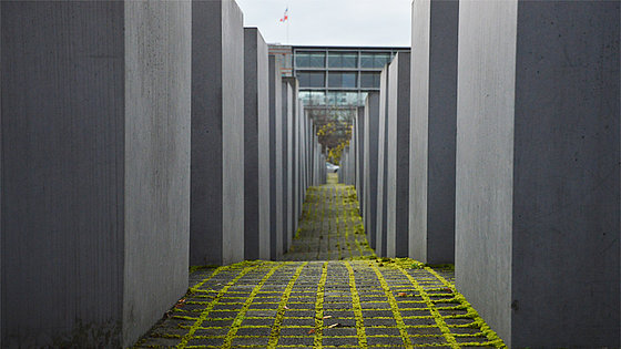 Das Holocaust-Mahnmal in Berlin erinnert an die rund sechs Millionen Juden, die unter der Herrschaft Adolf Hitlers und der Nationalsozialisten ermordet wurden.