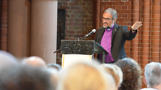 Bischof Harald Rückerts Kurzpredigt: »Was jetzt kommt, ist draußen vor der Kirchentür. Dort geht es weiter. Geht neue Wege – als einzelne, als Gemeinde und wir gemeinsam als Kirche! Es ist alles gesagt. Amen.«