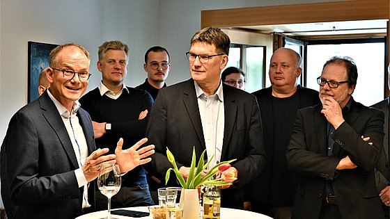 Uwe Heimowski (Mitte), wird von Dr. Reinhardt Schink, dem Vorstand der Evangelischen Allianz in Deutschland (EAD) als Politikbeauftrager der EAD verabschiedet. Frank Heinrich (rechts) ist Nachfolger Heimowskis in dieser Aufgabe.