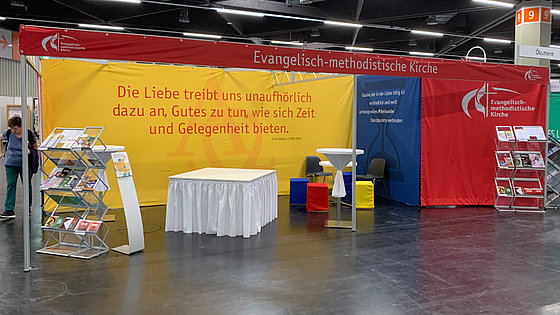 Nach einem Tag Aufbau wartet der noch verwaiste EmK-Stand in der Messehalle 9 auf Besuch. Mit Hilfe eines Spiels sollen Gespräche über das Kirchentagsthema und über methodistische Glaubensakzente in Gang kommen.