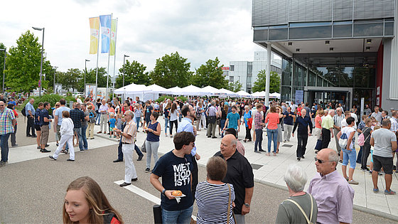Noch einmal heißt es geduldig sein, bis es wieder solche Konferenzbegegnungen geben kann. Das Bild zeigt die Ankunft von Besuchern am Konferenzsonntag des Jahres 2018. Noch ein weiteres Jahr wird es dauern. 