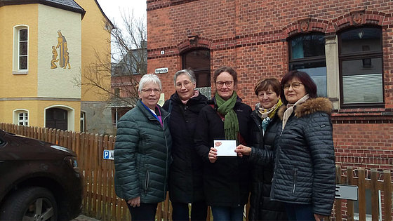 Überreichung der Spenden des Vereins »Backhaus Schlema« an die EmK (v.l.): Brigitte Neumann, Ruth Ringeis, Leonore Dieke sowie vom Verein Backhaus Schlema Marigitta Anis und Hella Reich.