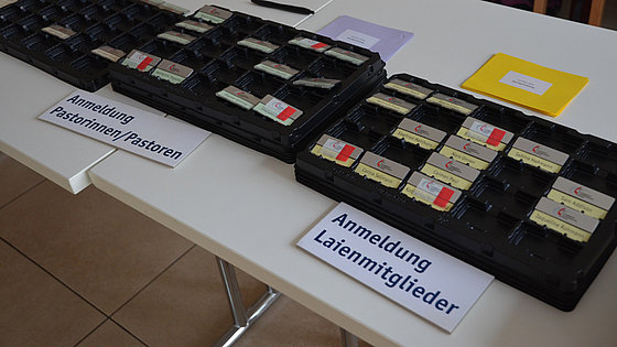 Namensschilder erleichtern die Kommunikation. Hier die »Auslage« am Anmeldetresen der Tagung der Norddeutschen Konferenz im Jahr 2018.