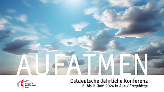 Blauer Himmel, weiße Wolken und eine leicht verschleierte Sonne laden zum Aufatmen ein. Mit weißen Großbuchstaben ist dieses Konferenzmotto unten im Bild eingefügt. Darunter stehen die Angaben zu Ort und Dauer der Konferenz: 6. bis 9. Juni in Aue.