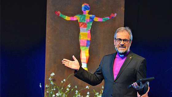 »Unsere Berufung ist, Kirche nicht nur für uns selbst zu sein, sondern für andere und mit anderen.« – Bischof Harald Rückert in seiner Predigt zum Abschluss der Tagung der Süddeutschen Jährlichen Konferenz in Göppingen.
