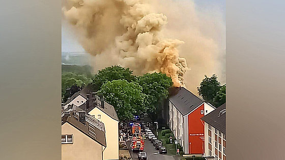 Die Rauchsäule über drei Häusern in Velbert lässt erahnen, wie dramatisch die Situation für die betroffenen Menschen gewesen sein muss. Die Feuerwehr löschte den Brand – die benachbarte EmK-Gemeinde bot den Betroffenen Obdach.