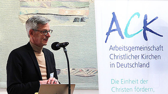 Prof. Dr. Fernando Enns lädt bei seinem Festvortrag anlässlich der 75-Jahr-Feier der Arbeitsgemeinschaft Christlicher Kirchen (ACK) dazu ein, an diesem ökumenischen Projekt weiterzubauen.