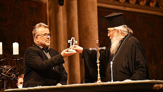 Die Skulptur, in der Kreuz und Fisch vereint sind, wechselt zum Ende der ökumenischen Gebetswoche für die Einheit der Christen wieder von der Arbeitsgemeinschaft Christlicher Kirchen zur Evangelischen Allianz Deutschland. 