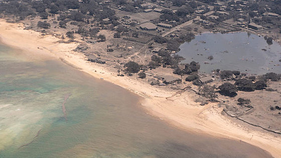 Blick aus einem Aufklärungsflugzeug der neuseeländischen Luftwaffe bei der Beurteilung der Schäden nach dem Vulkanausbruch auf Tonga. 